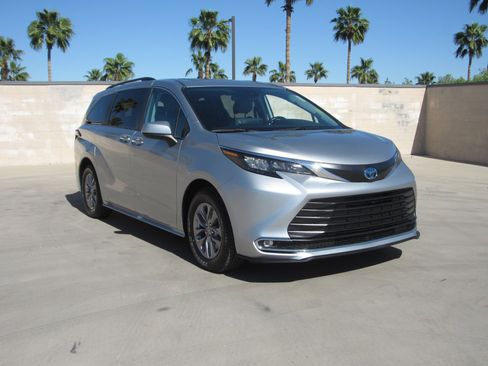 Used 2024 Toyota Sienna XLE image 6