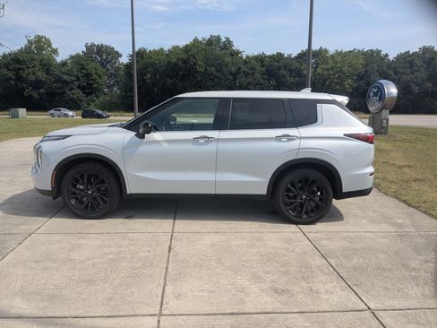 Used 2024 Mitsubishi Outlander SE Black Edition FWD image 6