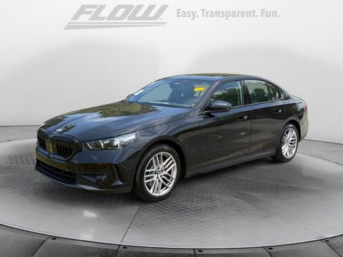 Used 2025 BMW 530i xDrive w/ Premium Package AWD/4WD image 4