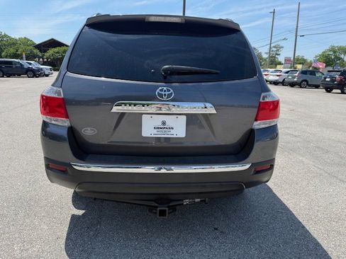 Used 2012 Toyota Highlander Limited w/ Tow Pkg FWD image 3