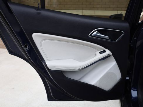 Used 2018 Mercedes-Benz GLA 250 4MATIC w/ Premium Package image 17