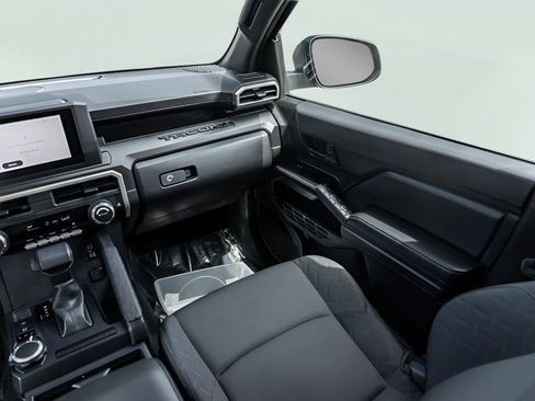 Used 2025 Toyota Tacoma SR AWD/4WD image 30