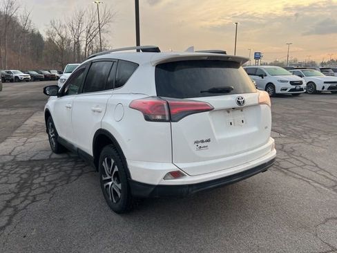 Used 2018 Toyota RAV4 LE FWD image 4