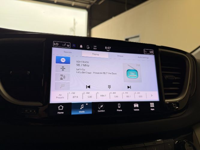 Used 2024 Chrysler Pacifica Touring-L FWD image 8