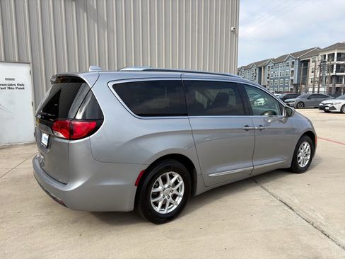 Used 2020 Chrysler Pacifica Touring-L image 8