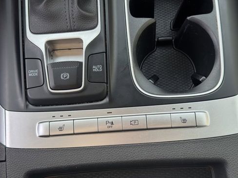 Used 2022 Kia Carnival LX image 25