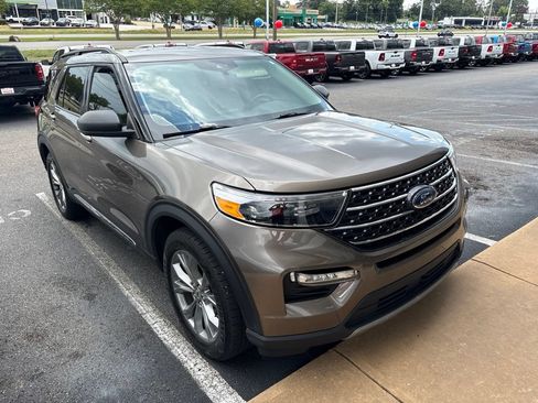 Used 2021 Ford Explorer XLT w/ Equipment Group 202A RWD image 9