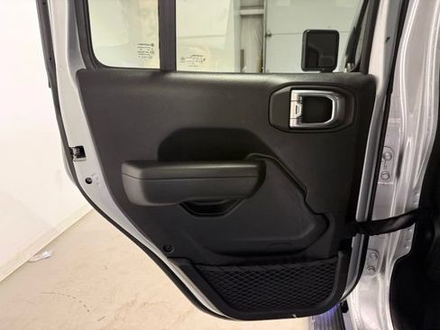 Used 2022 Jeep Gladiator Sport AWD/4WD image 23