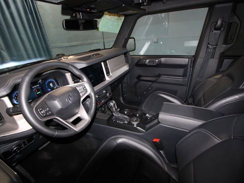 Used 2025 Ford Bronco Outer Banks image 2