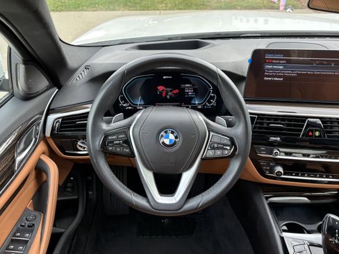 Used 2023 BMW 530e w/ Premium Package image 18