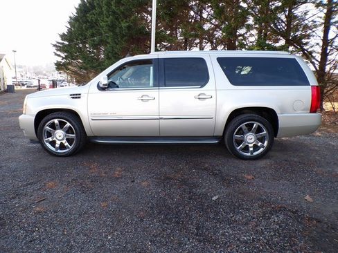 Used 2013 Cadillac Escalade ESV Luxury image 2