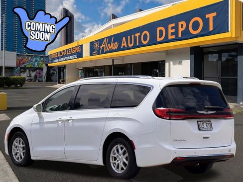 Used 2021 Chrysler Pacifica Touring-L FWD image 3
