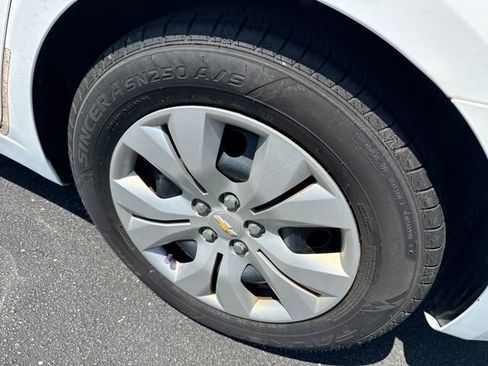 Used 2013 Chevrolet Cruze LS FWD image 11