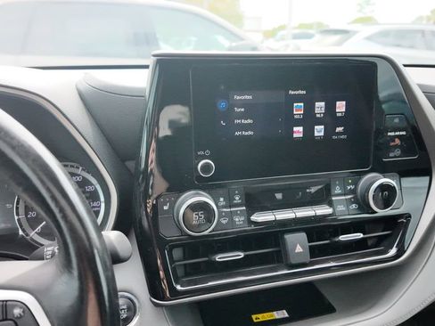 Used 2023 Toyota Highlander XLE image 4