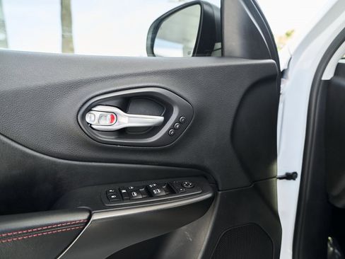 Used 2019 Jeep Cherokee Trailhawk image 19