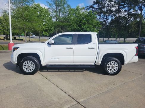 Used 2025 Toyota Tacoma SR5 image 2
