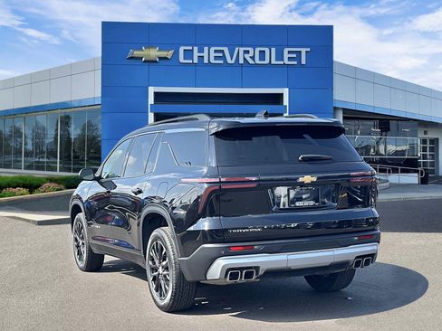 Certified 2024 Chevrolet Traverse LT w/ Trailering Package FWD image 3