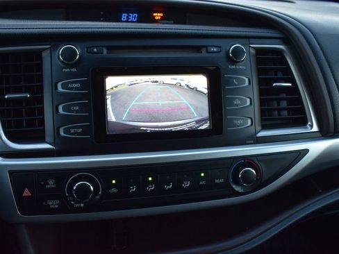 Used 2014 Toyota Highlander LE FWD image 32