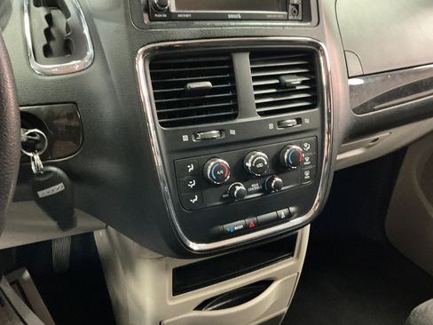 Used 2019 Dodge Grand Caravan SE w/ UConnect Hands-Free Group image 18