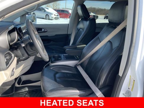 Used 2022 Chrysler Pacifica Touring-L image 5