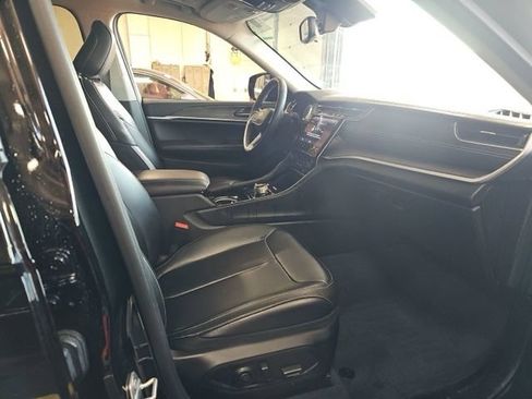 Used 2023 Jeep Grand Cherokee Limited AWD/4WD image 9