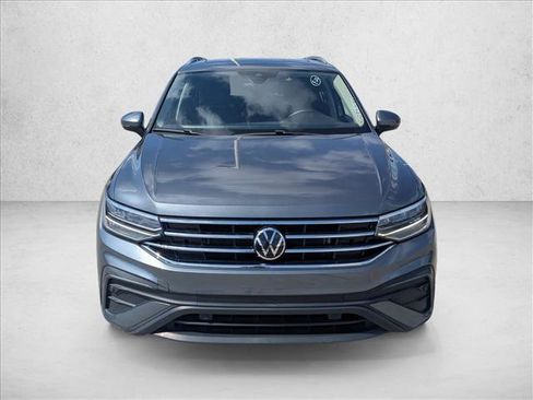 Used 2024 Volkswagen Tiguan SE w/ Panoramic Sunroof Package FWD image 2