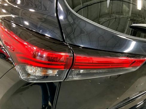 Used 2022 Toyota Highlander XLE AWD/4WD image 29