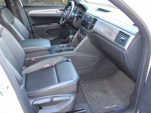 Used 2020 Volkswagen Atlas Cross Sport SE w/ Towing Package image 15