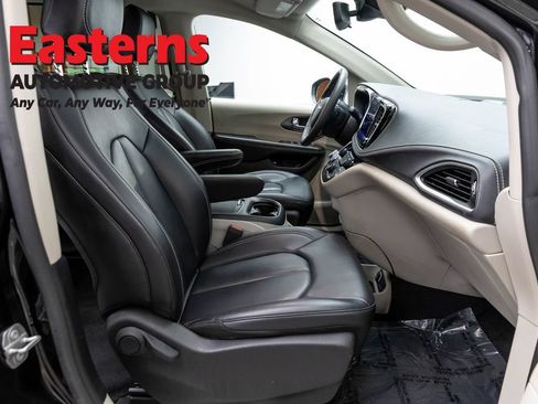 Used 2023 Chrysler Pacifica Touring-L FWD image 24