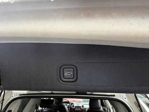 Used 2010 Cadillac Escalade Luxury image 27