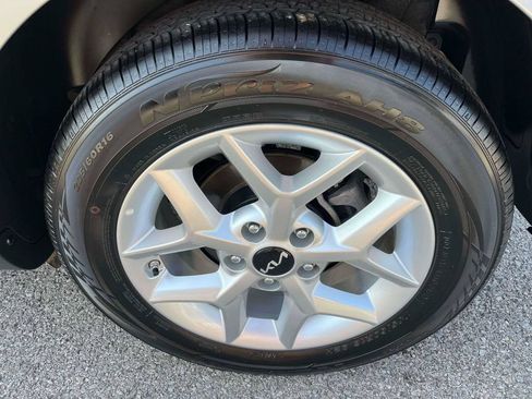 Used 2025 Kia Soul LX w/ LX Technology Package FWD image 34