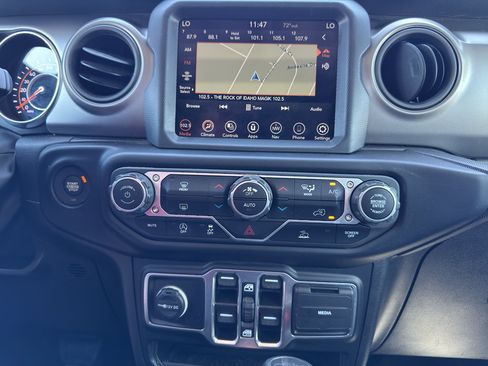 Used 2023 Jeep Gladiator Sport AWD/4WD image 16