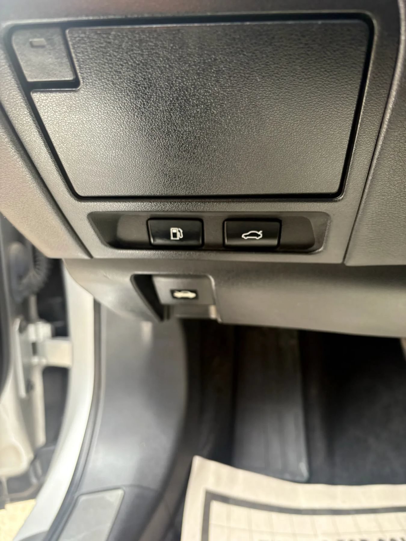 Used 2018 Lexus LS 500h AWD w/ Accessory Package (Z1) image 18