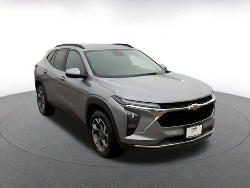 Used 2025 Chevrolet Trax LT image 3