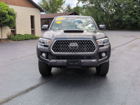 Used 2019 Toyota Tacoma TRD Sport w/ TRD Premium Sport Package AWD/4WD image 2