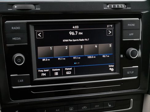 Used 2018 Volkswagen Golf S image 19