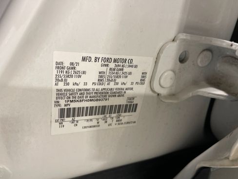Used 2021 Ford Explorer Limited w/ Equipment Group 301A AWD/4WD image 32
