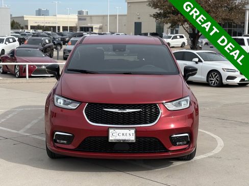 Used 2025 Chrysler Pacifica Select image 3