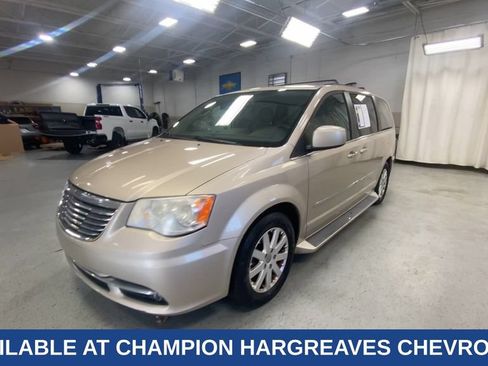 Used 2013 Chrysler Town & Country Touring FWD image 5