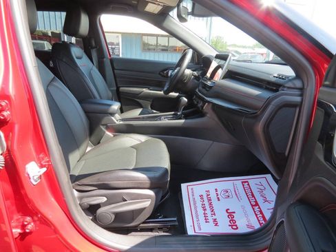 Used 2025 Jeep Compass Trailhawk w/ Trailhawk Convenience Group AWD/4WD image 20