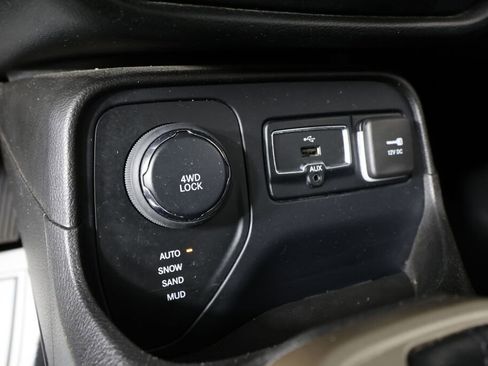 Used 2017 Jeep Renegade Latitude AWD/4WD image 37