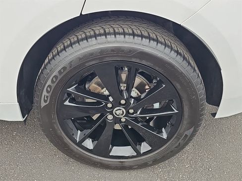 Used 2024 Jaguar F-PACE R-Dynamic S image 12