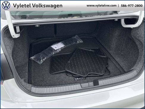 Certified 2025 Volkswagen Jetta SE w/ Sunroof Package image 9