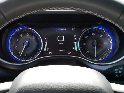 Used 2023 Chrysler Pacifica Touring-L image 20