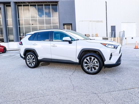 Used 2021 Toyota RAV4 XLE Premium FWD image 6