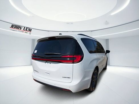 New 2026 Chrysler Pacifica Limited w/ S Appearance Package image 3