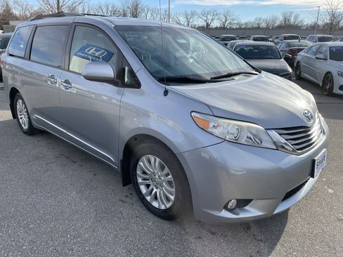 Used 2014 Toyota Sienna XLE image 3