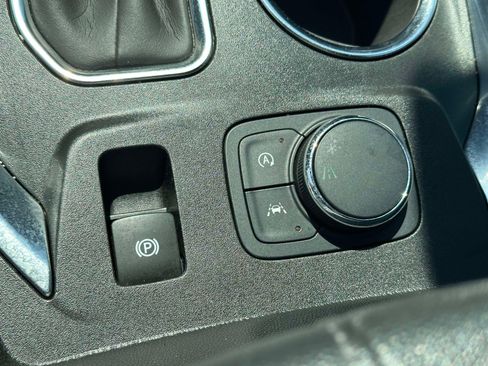 Used 2023 Chevrolet Traverse LT FWD image 34
