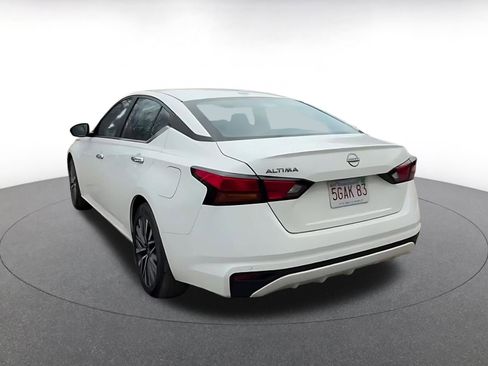 Used 2025 Nissan Altima 2.5 SV image 11