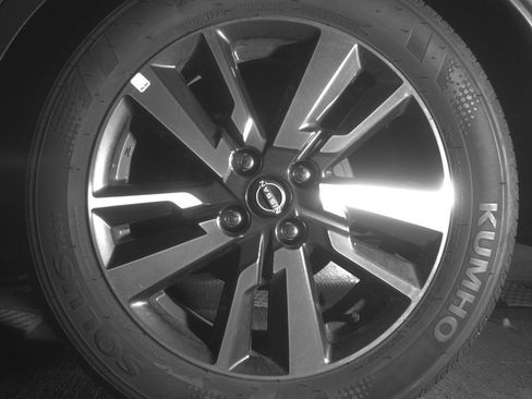 Used 2025 Nissan Versa SV FWD image 14